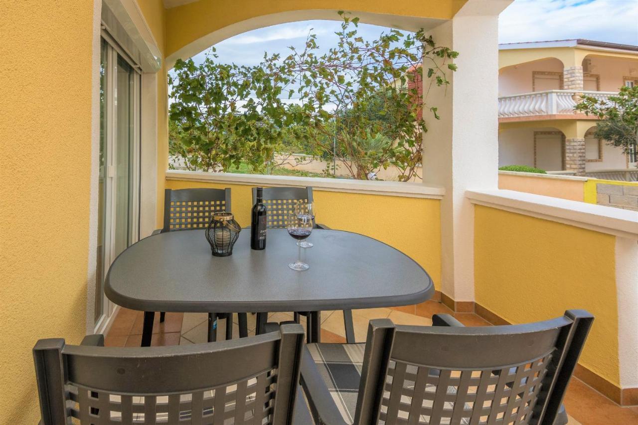 Apartments Sarlija Vir Εξωτερικό φωτογραφία